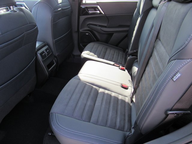 New 2025 Mitsubishi Outlander SE image 9