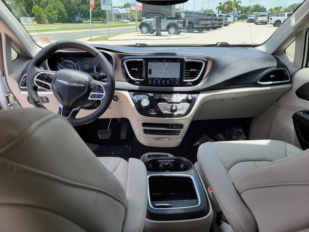 Used 2018 Chrysler Pacifica Touring-L Plus w/ Advanced Safetytec Group FWD image 21