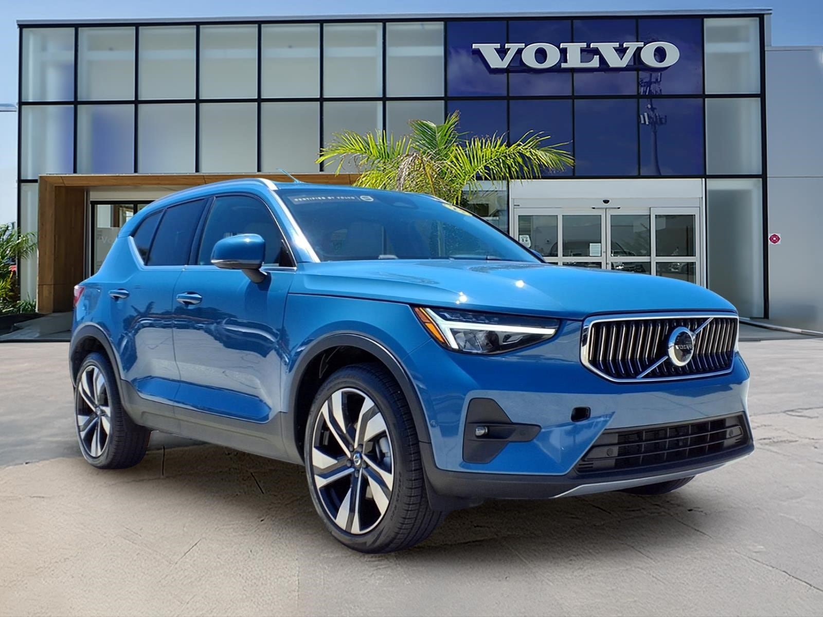 Certified 2023 Volvo XC40 B5 Ultimate w/ Protection Package Premier AWD/4WD image 1