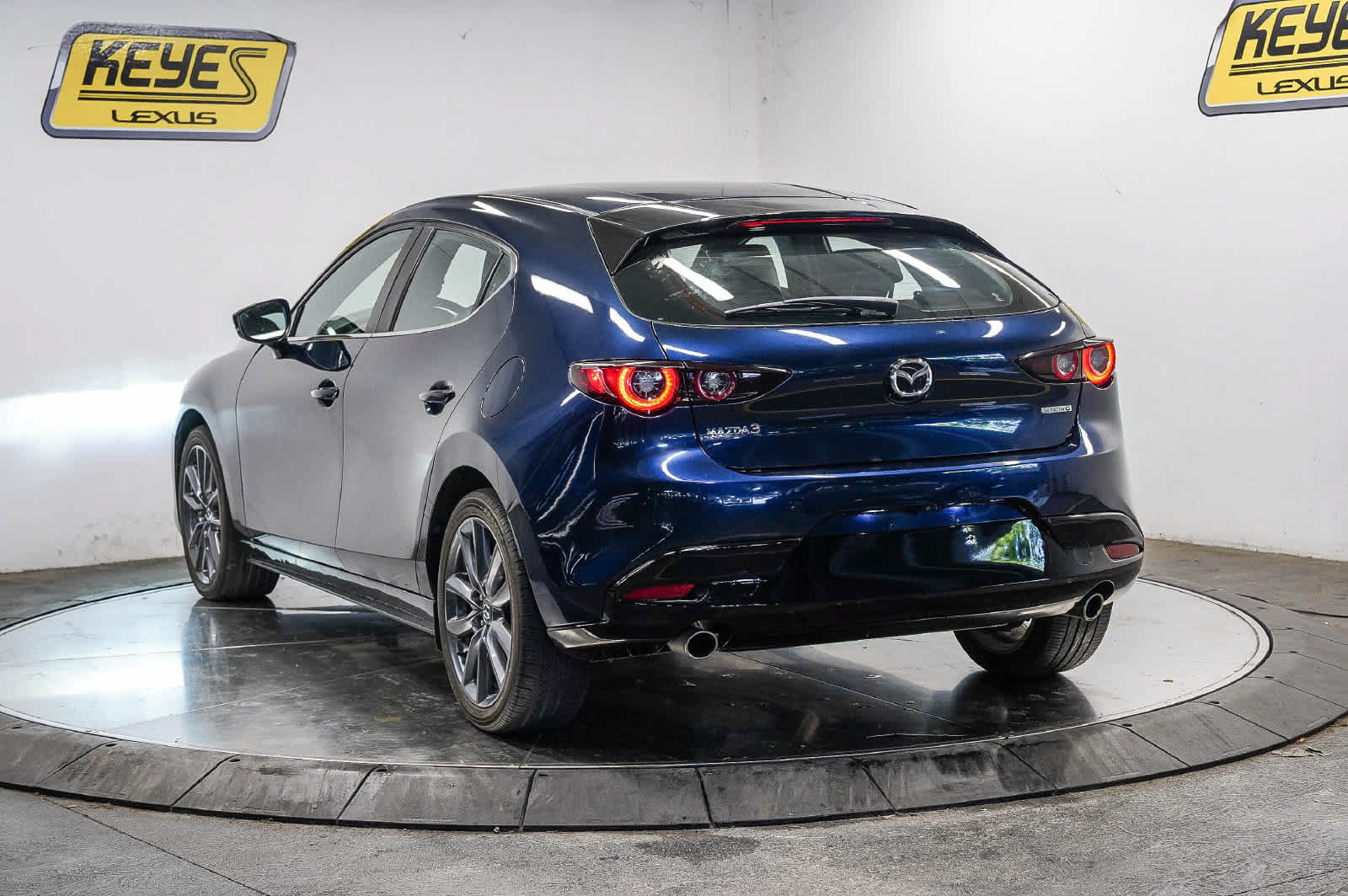 Used 2022 MAZDA MAZDA3 s FWD image 2