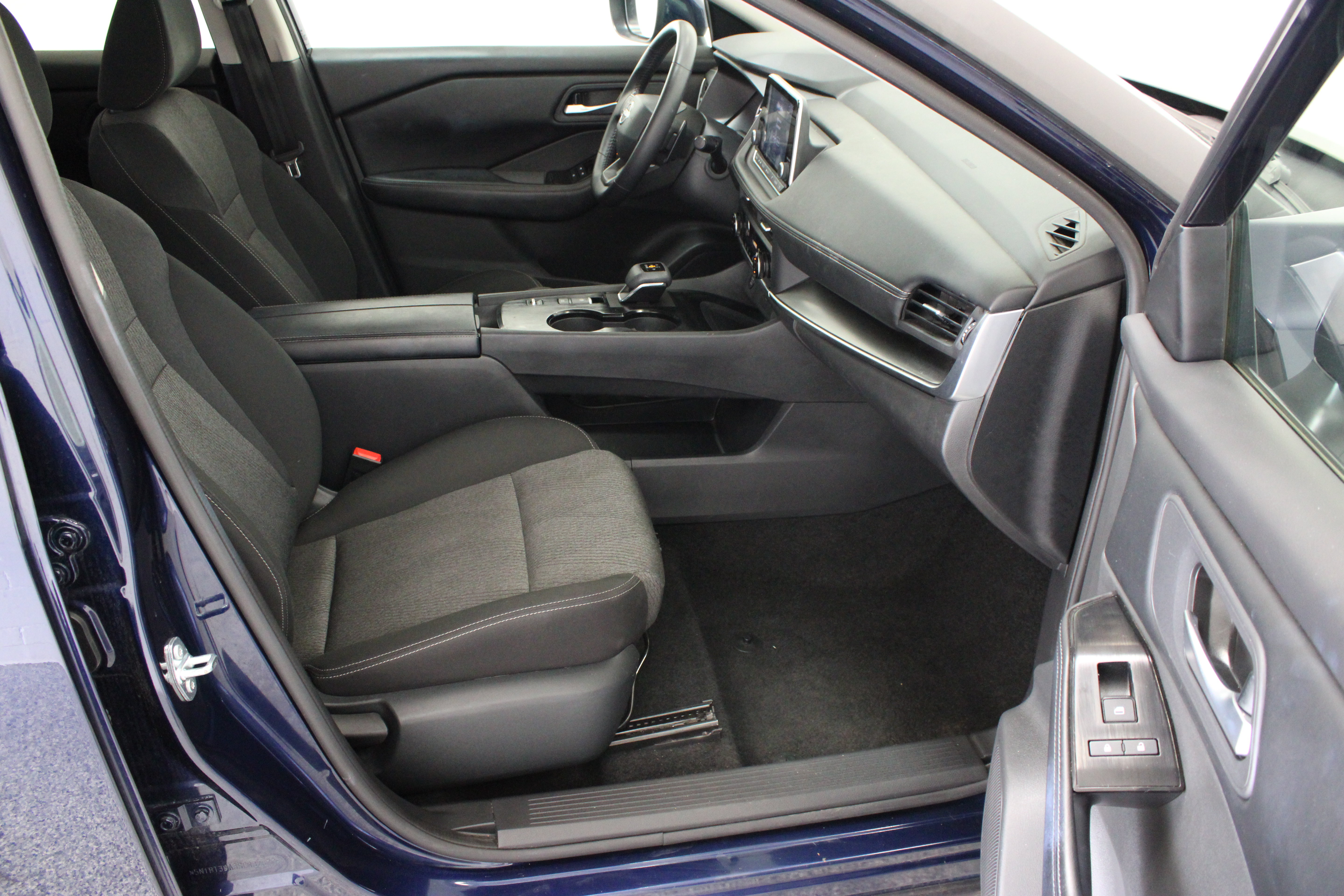 Used 2025 Nissan Rogue SV FWD image 36