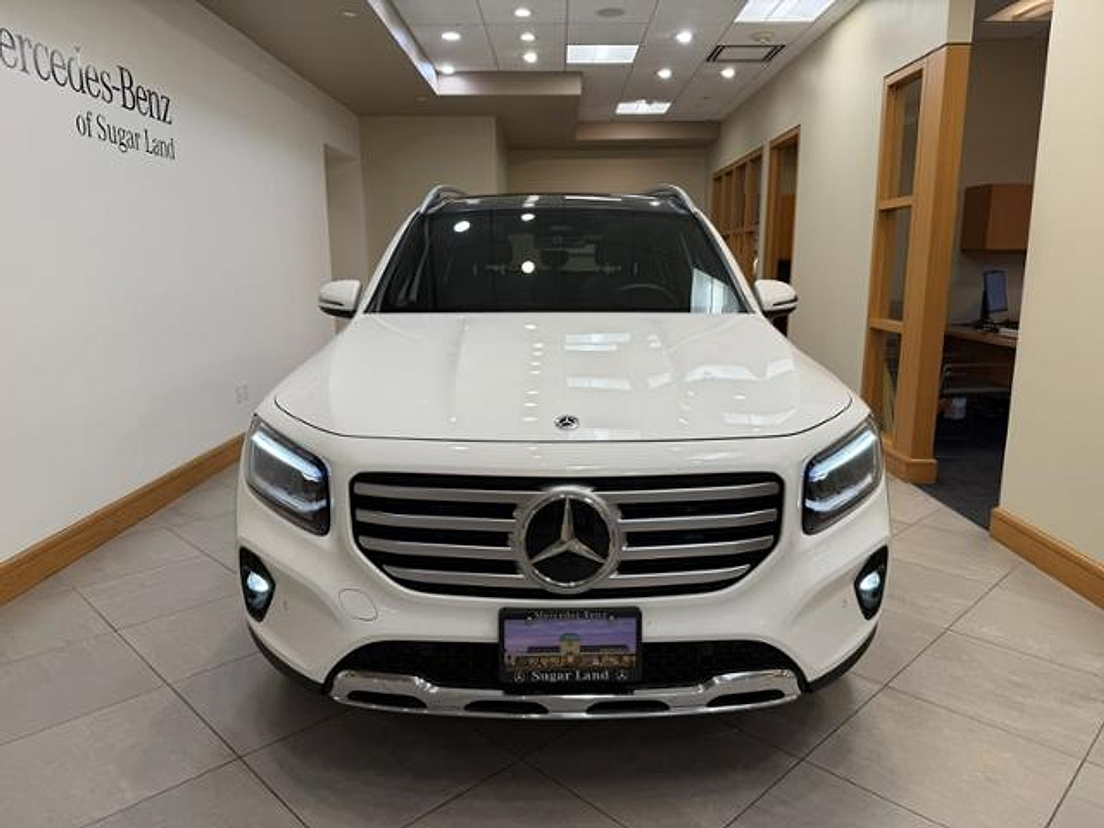 Used 2025 Mercedes-Benz GLB 250 image 2