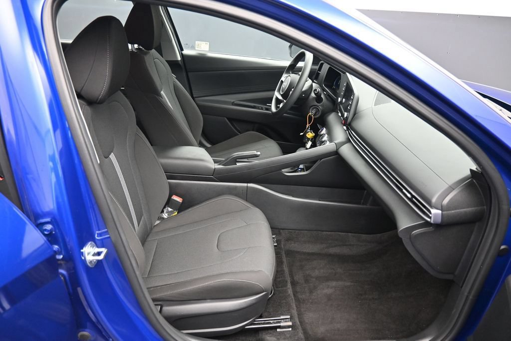 Certified 2025 Hyundai Elantra SE FWD image 24