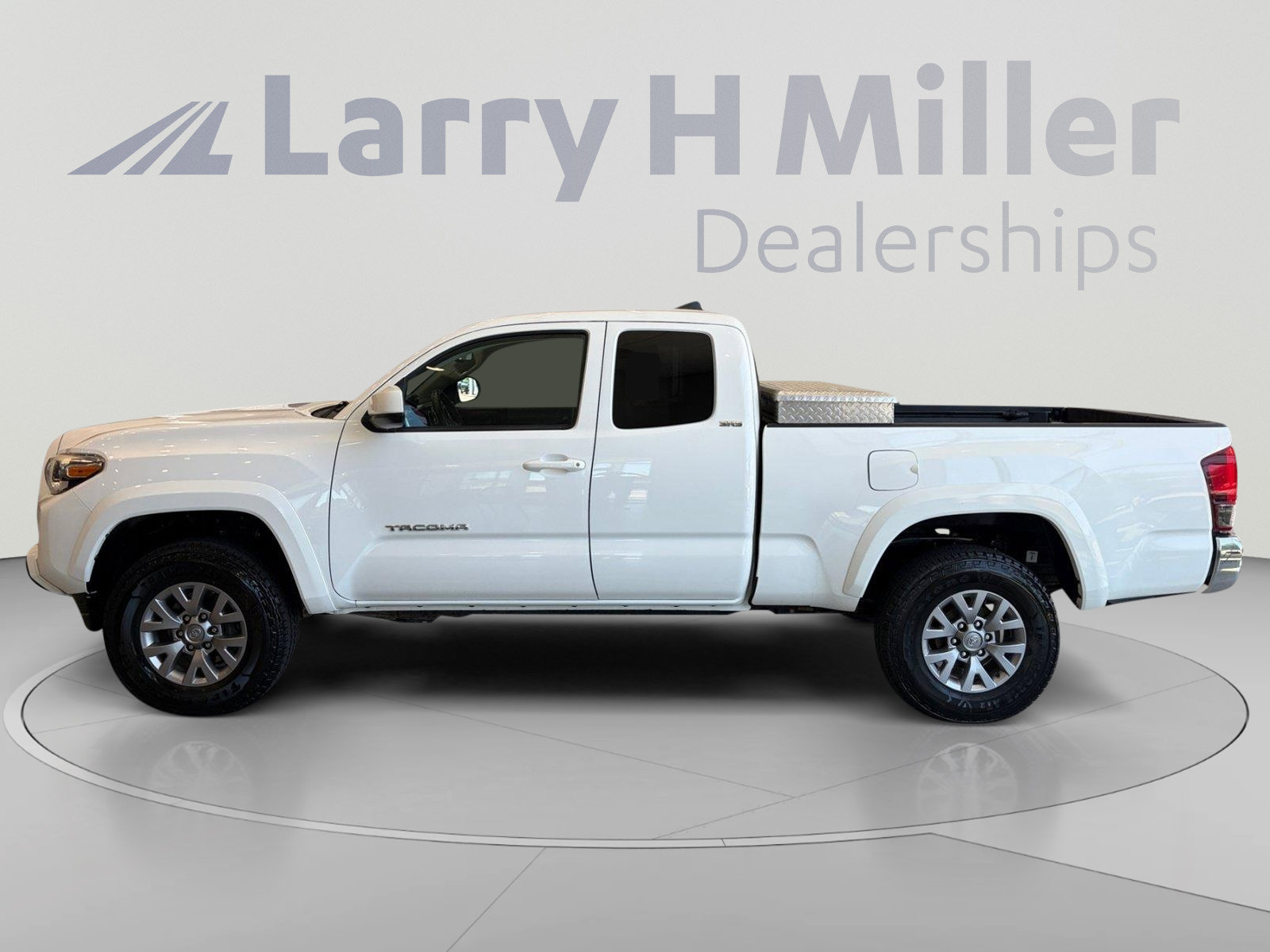 Used 2018 Toyota Tacoma SR5 AWD/4WD image 2
