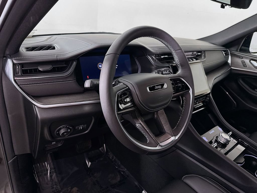 Certified 2025 Jeep Grand Cherokee Overland w/ Luxury Tech Group IV image 17