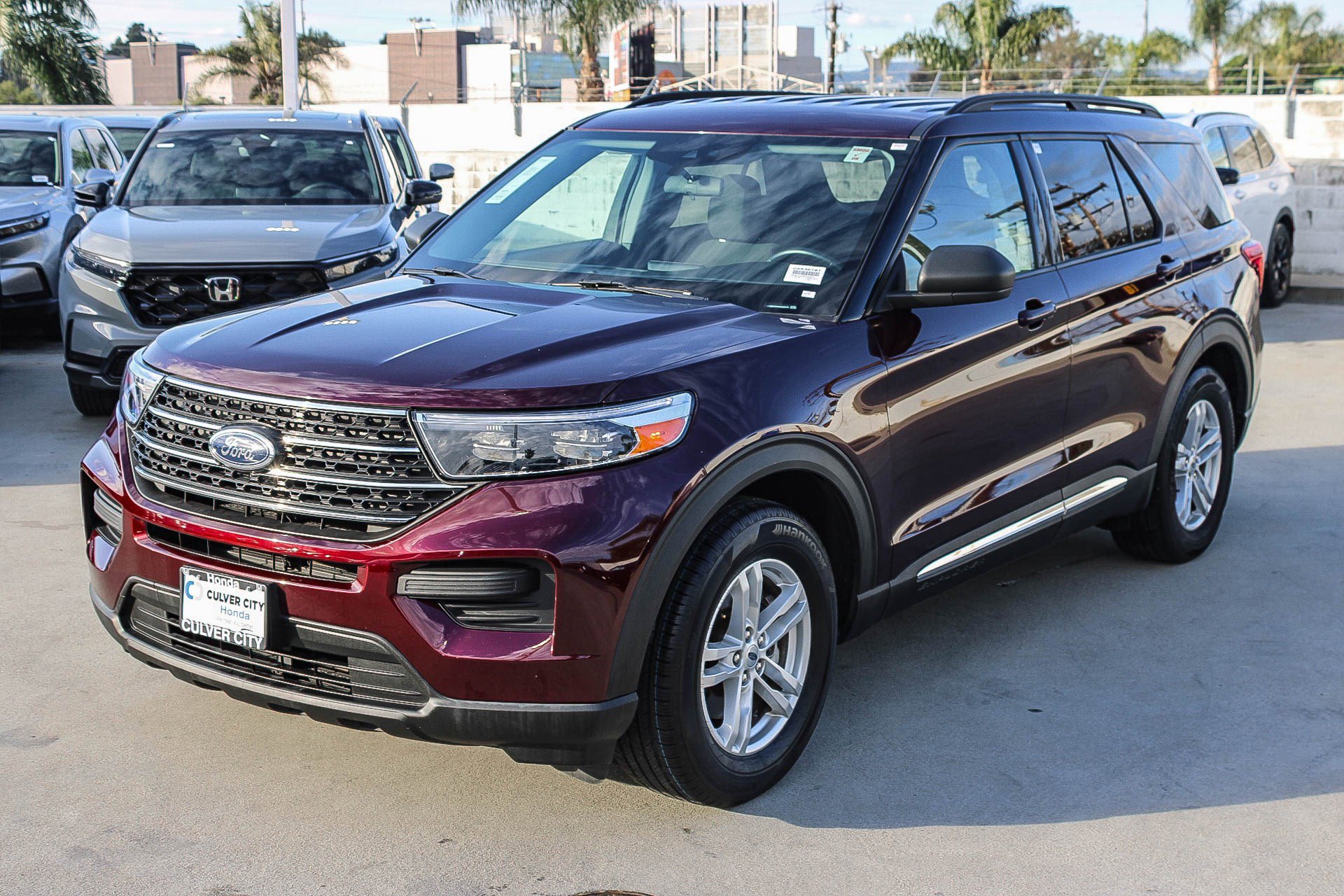 Used 2022 Ford Explorer XLT image 3