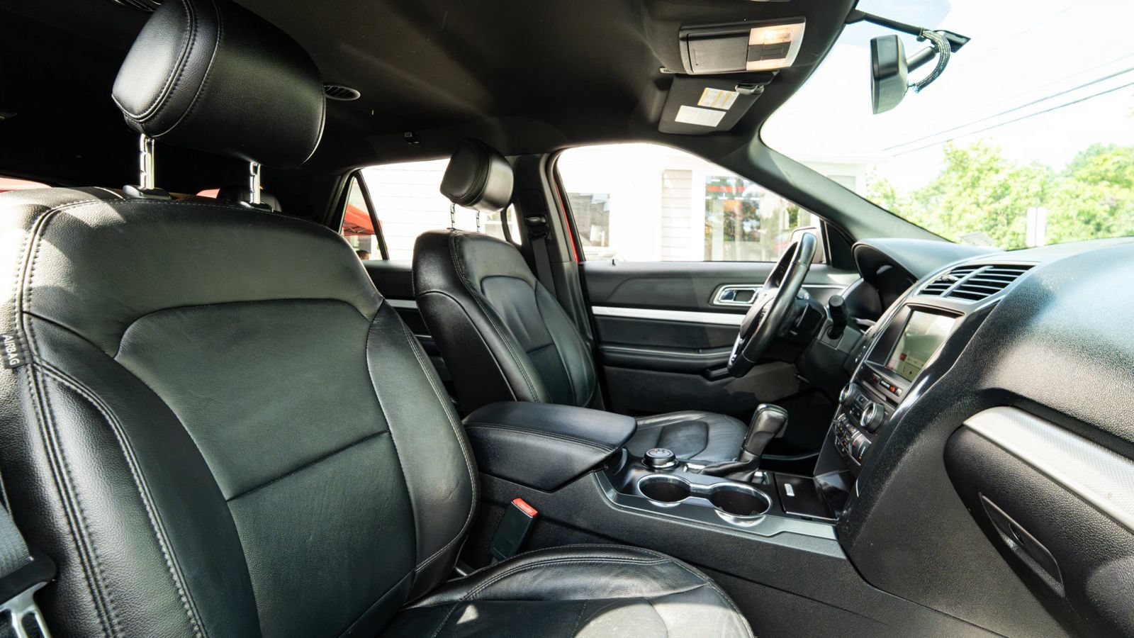 Used 2017 Ford Explorer XLT w/ Equipment Group 202A AWD/4WD image 11