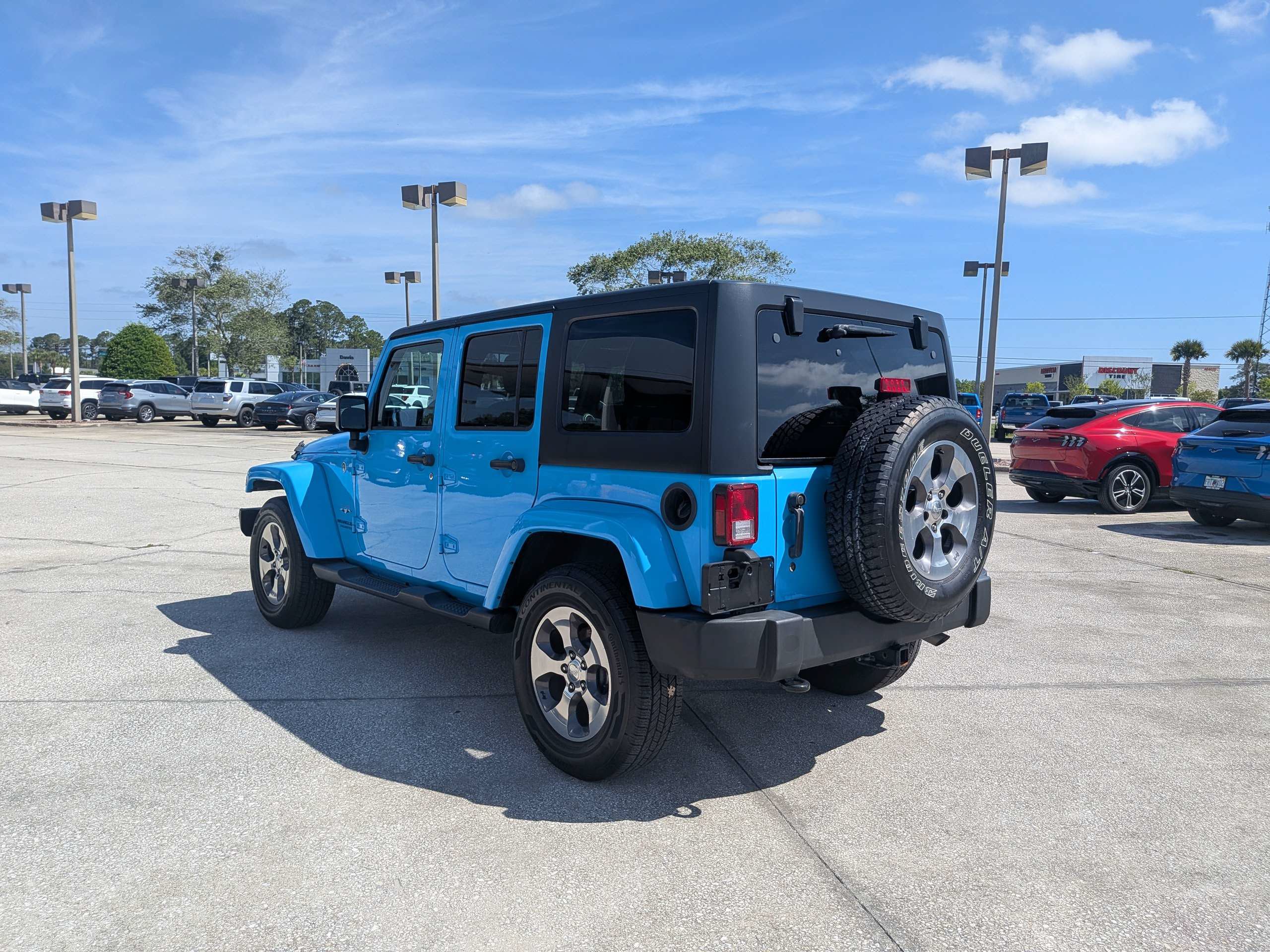Used 2017 Jeep Wrangler Unlimited Sahara w/ Connectivity Group AWD/4WD image 6