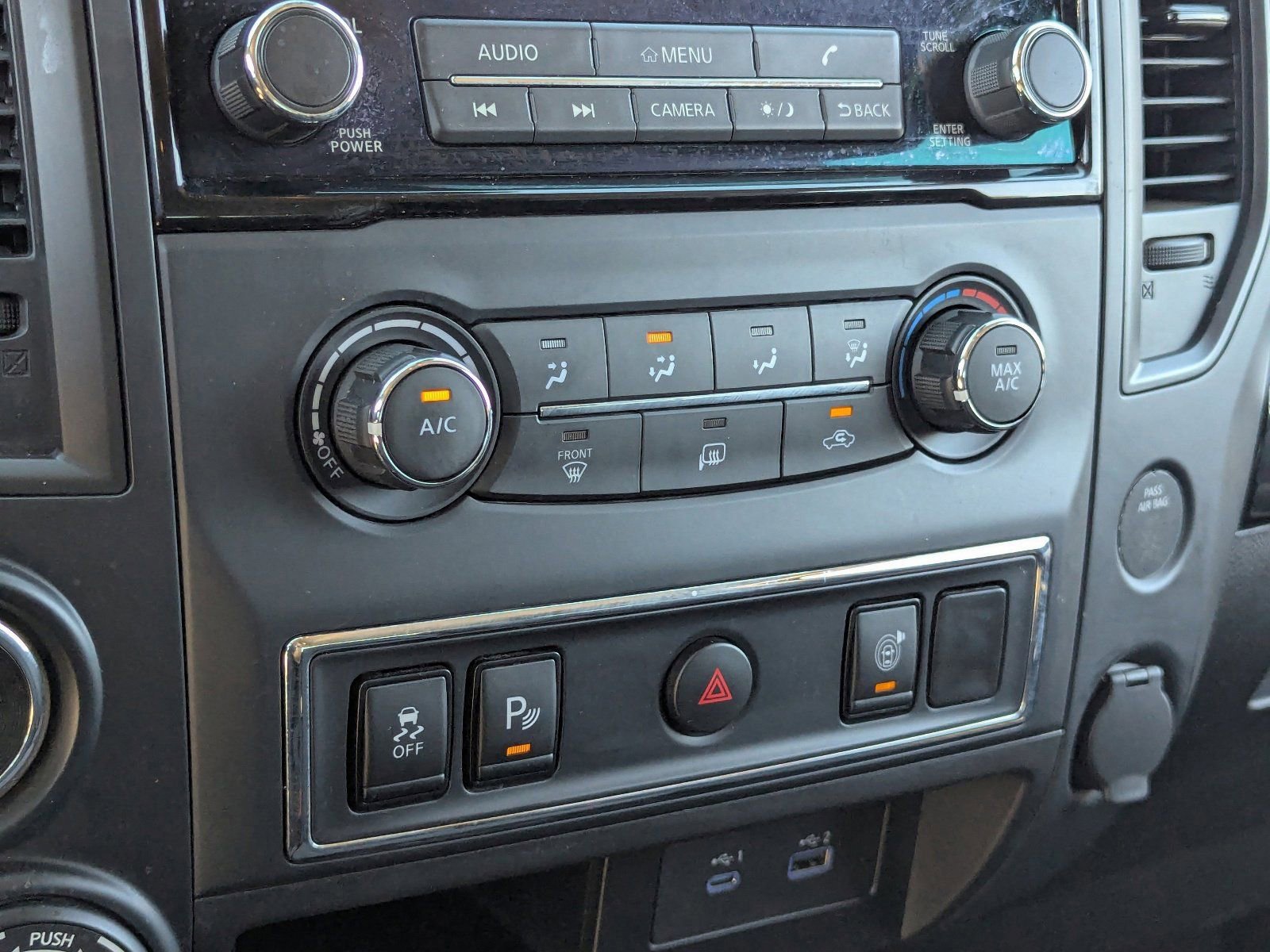 Used 2024 Nissan Titan SV image 29