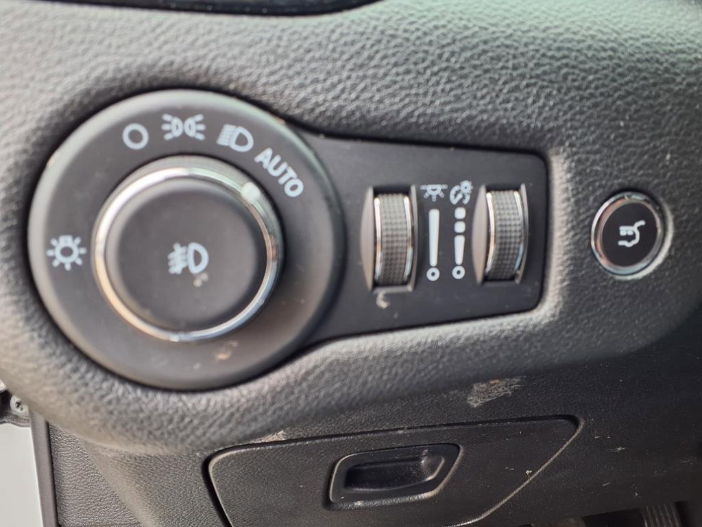 Used 2023 Jeep Cherokee Altitude Lux image 19