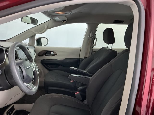 Used 2018 Chrysler Pacifica L FWD image 9