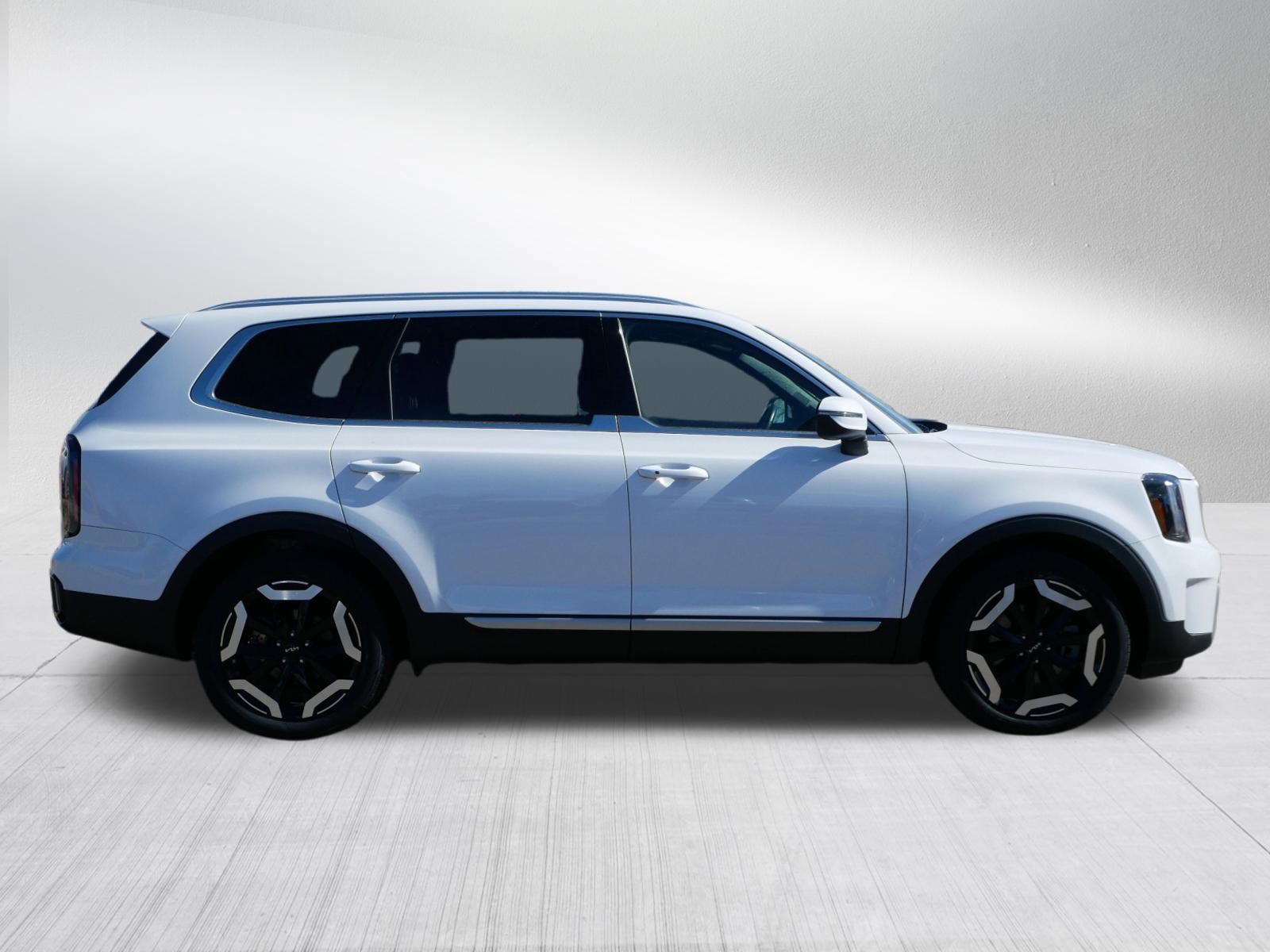 Used 2023 Kia Telluride EX w/ EX Captain's Chair Package image 8