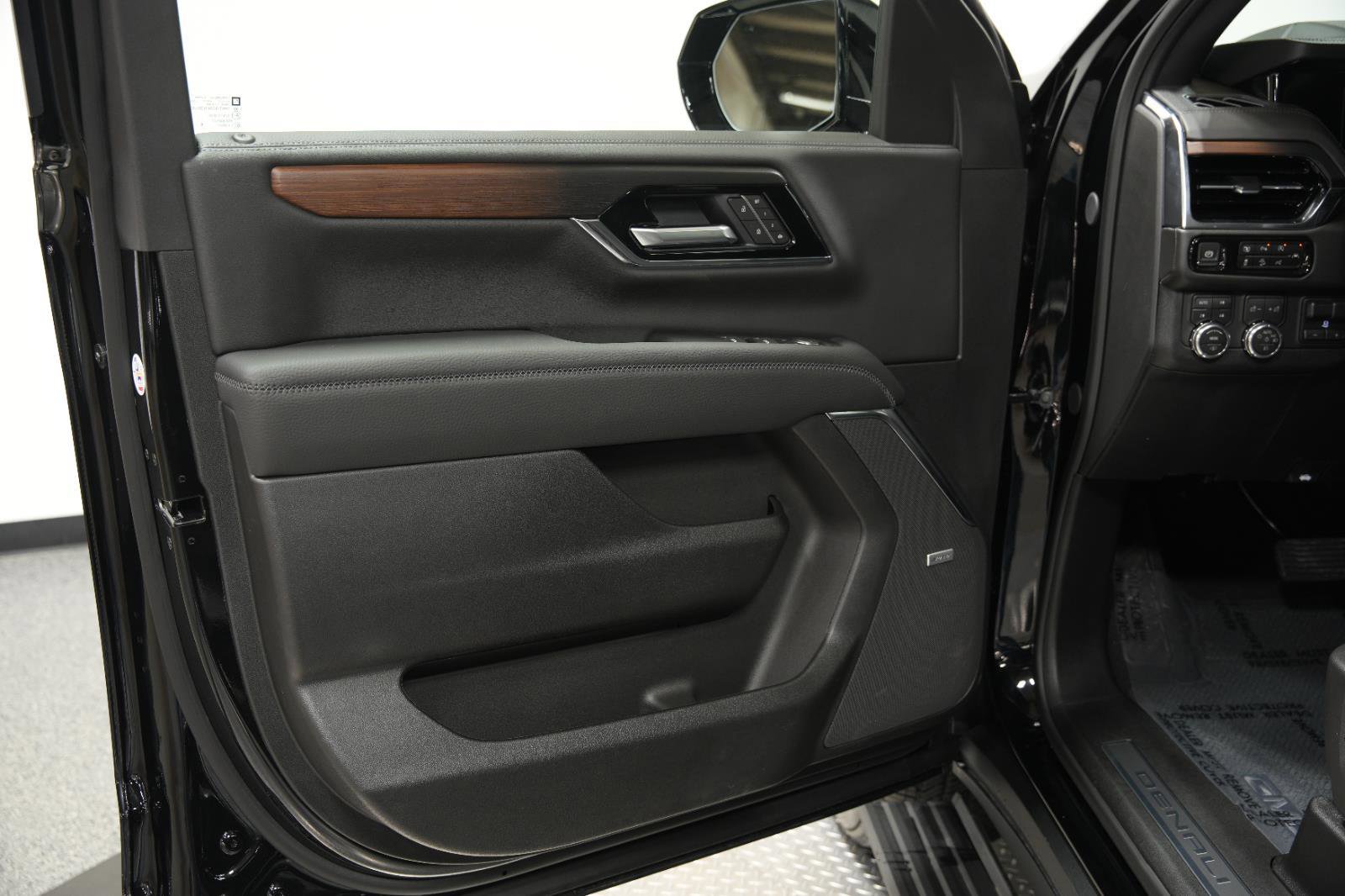 New 2026 GMC Yukon Denali w/ Denali Reserve Package image 30