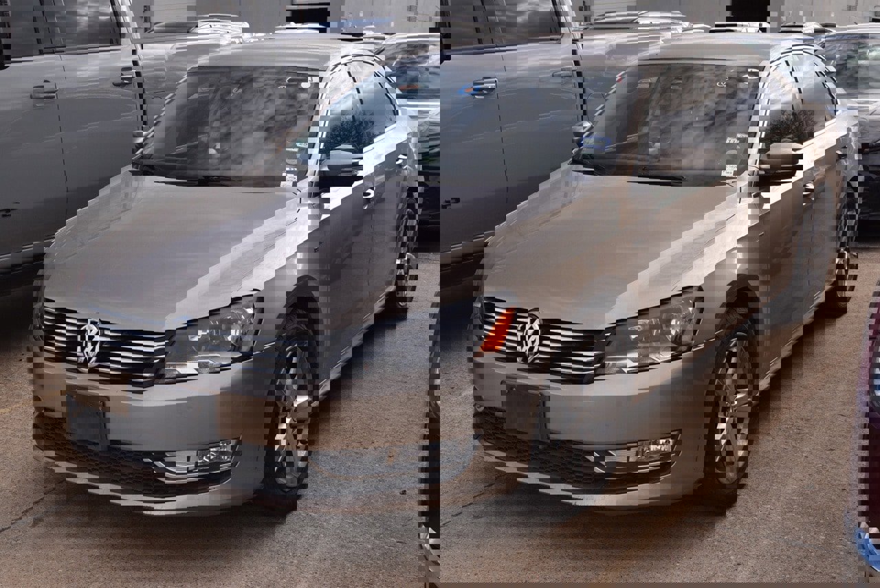 Used 2015 Volkswagen Passat 1.8T Limited Edition image 2