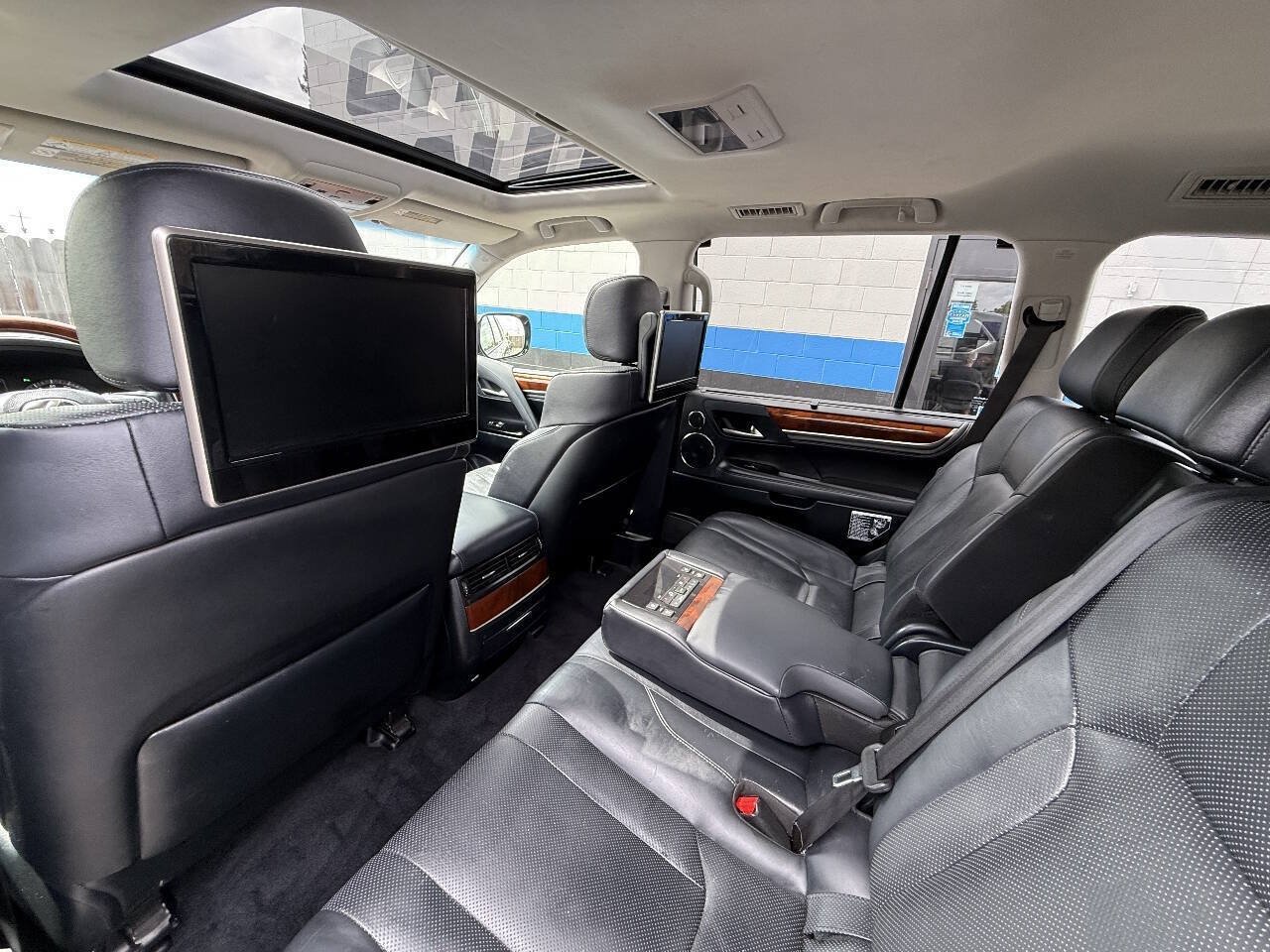 Used 2017 Lexus LX 570 4WD w/ Luxury Package image 18