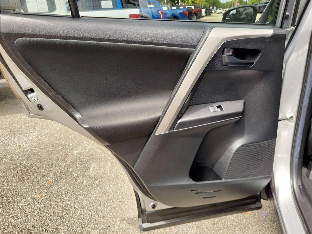 Used 2018 Toyota RAV4 LE FWD image 9