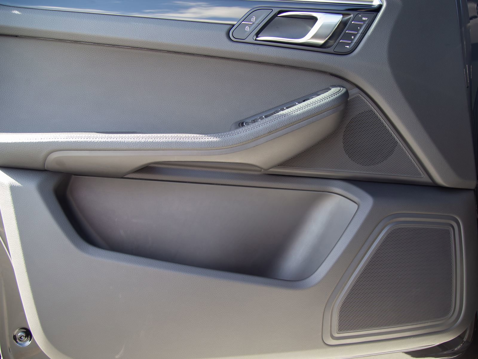 Certified 2025 Porsche Macan AWD/4WD image 14