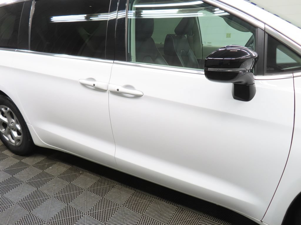 Used 2024 Chrysler Pacifica Limited FWD image 32