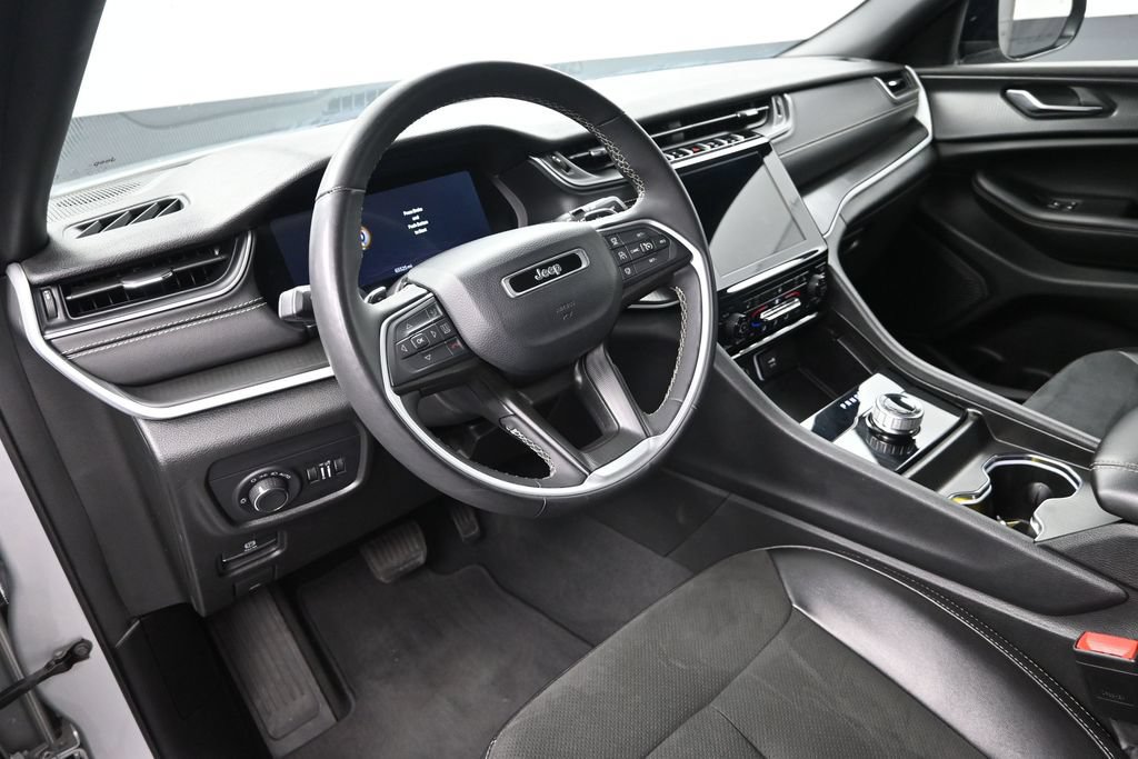 Used 2024 Jeep Grand Cherokee Altitude RWD image 12
