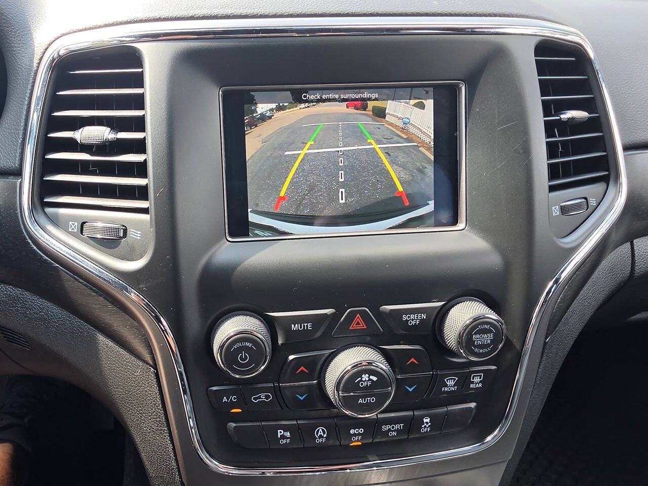 Used 2018 Jeep Grand Cherokee Laredo AWD/4WD image 26
