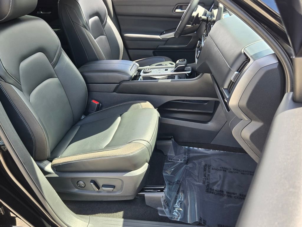 Used 2023 Nissan Pathfinder SL w/ Black Appearance Package image 16
