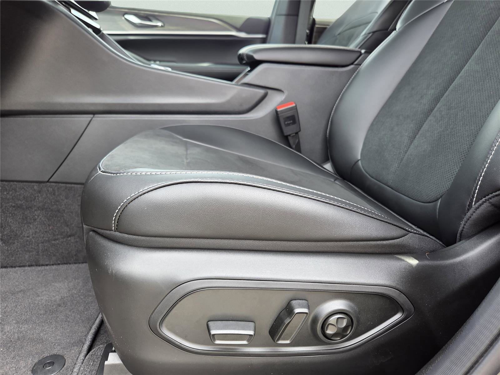 New 2026 Jeep Grand Cherokee L 2WD image 19