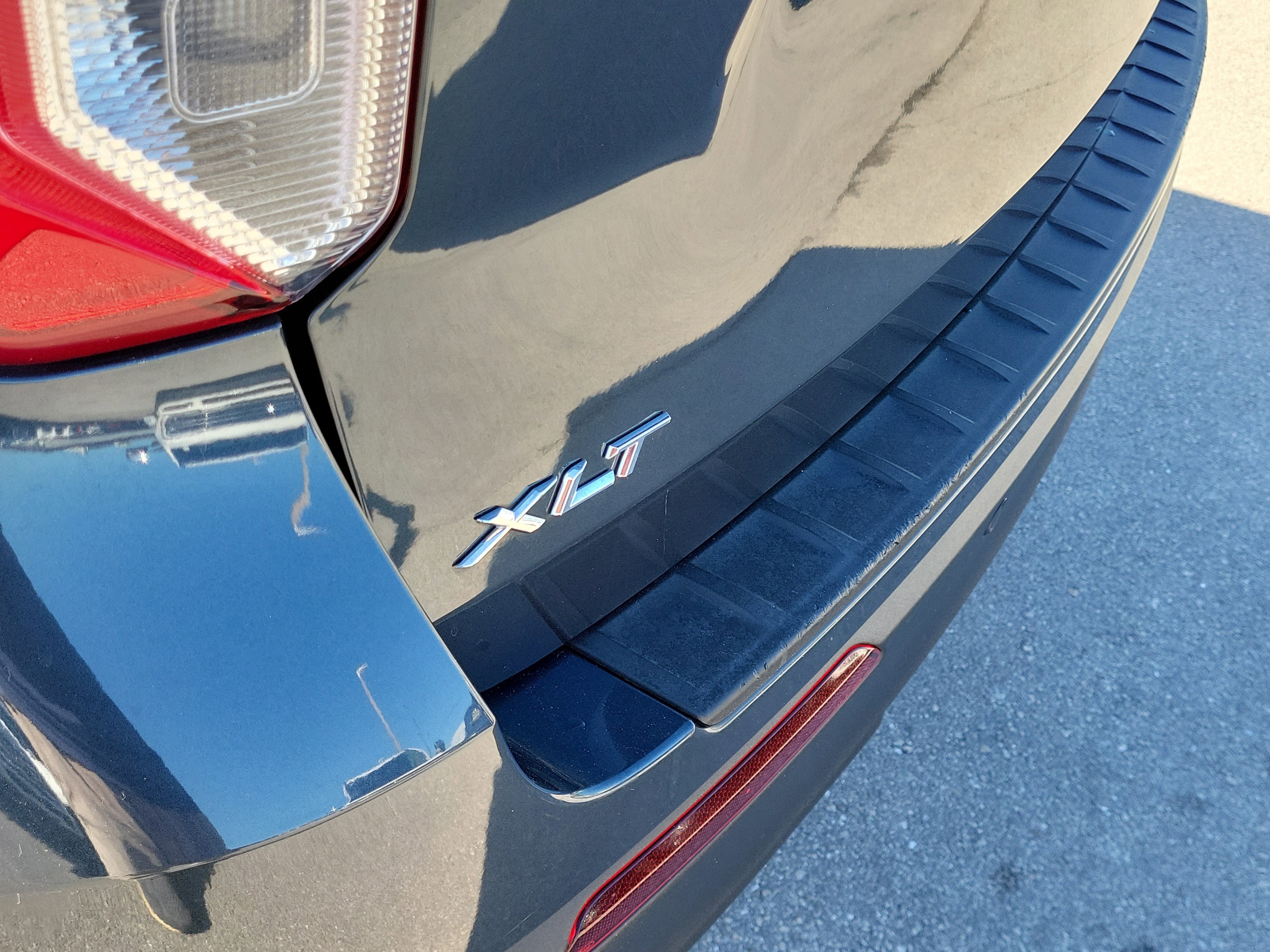 Used 2023 Ford Explorer XLT image 30