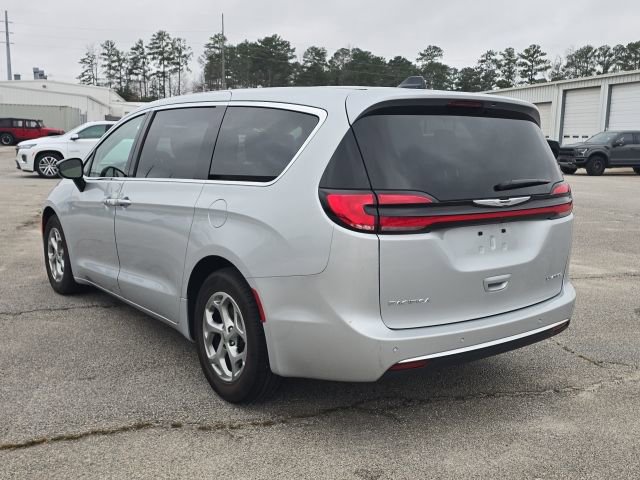 Used 2024 Chrysler Pacifica Limited image 3