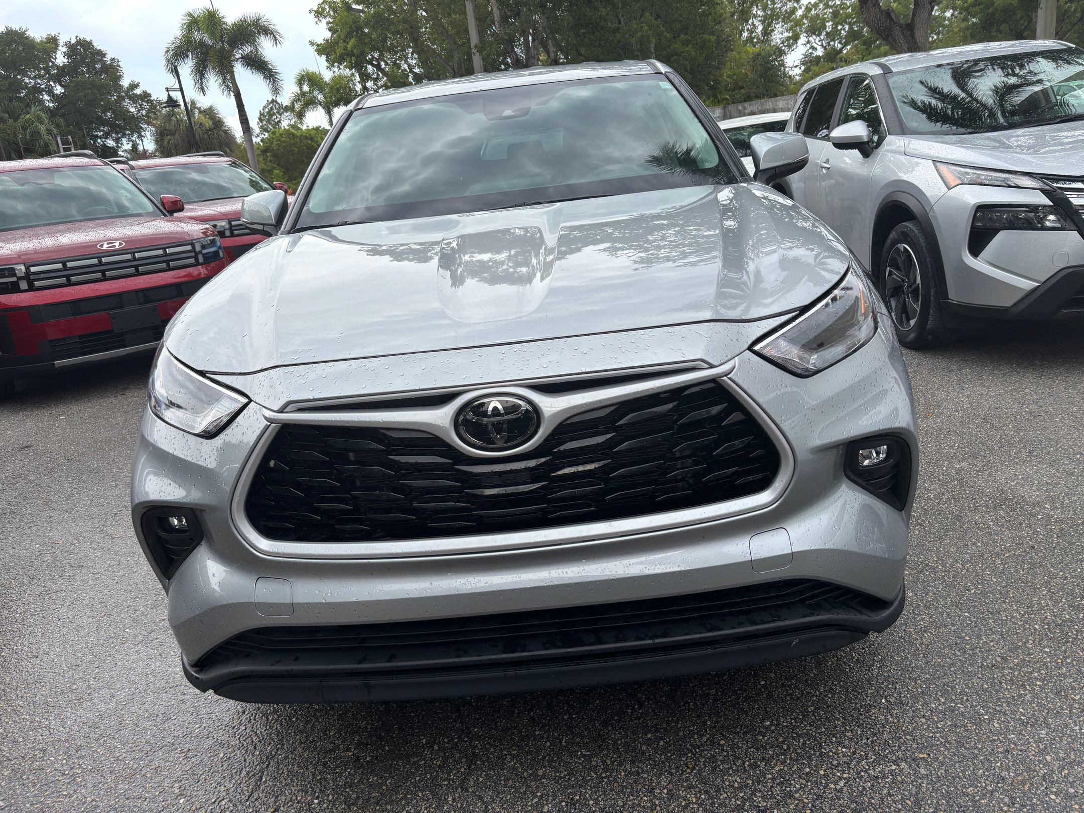 Used 2025 Toyota Highlander LE FWD image 17
