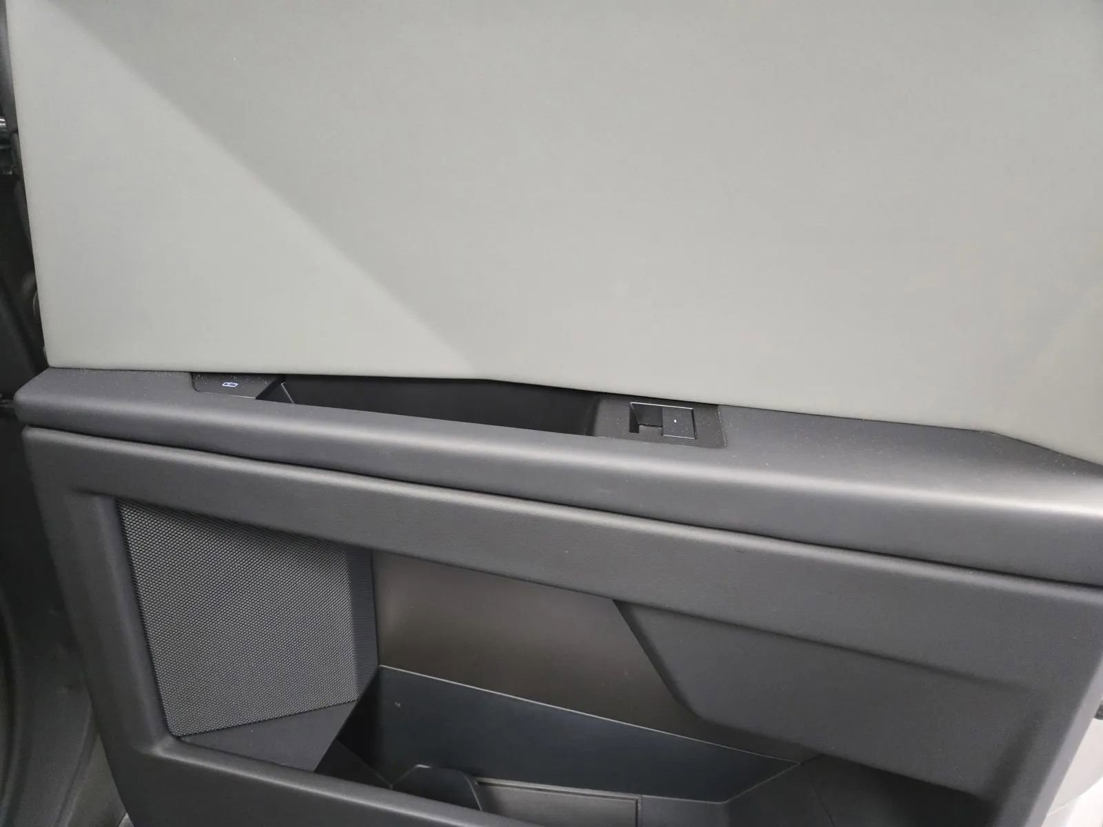 Used 2025 Tesla Cybertruck AWD Crew Cab image 8