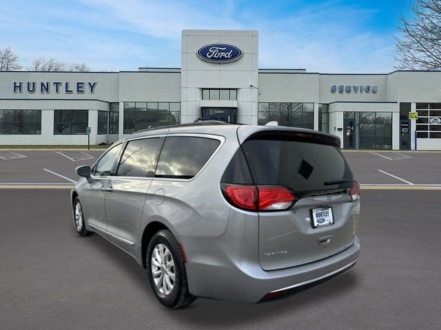 Used 2017 Chrysler Pacifica Touring-L image 6