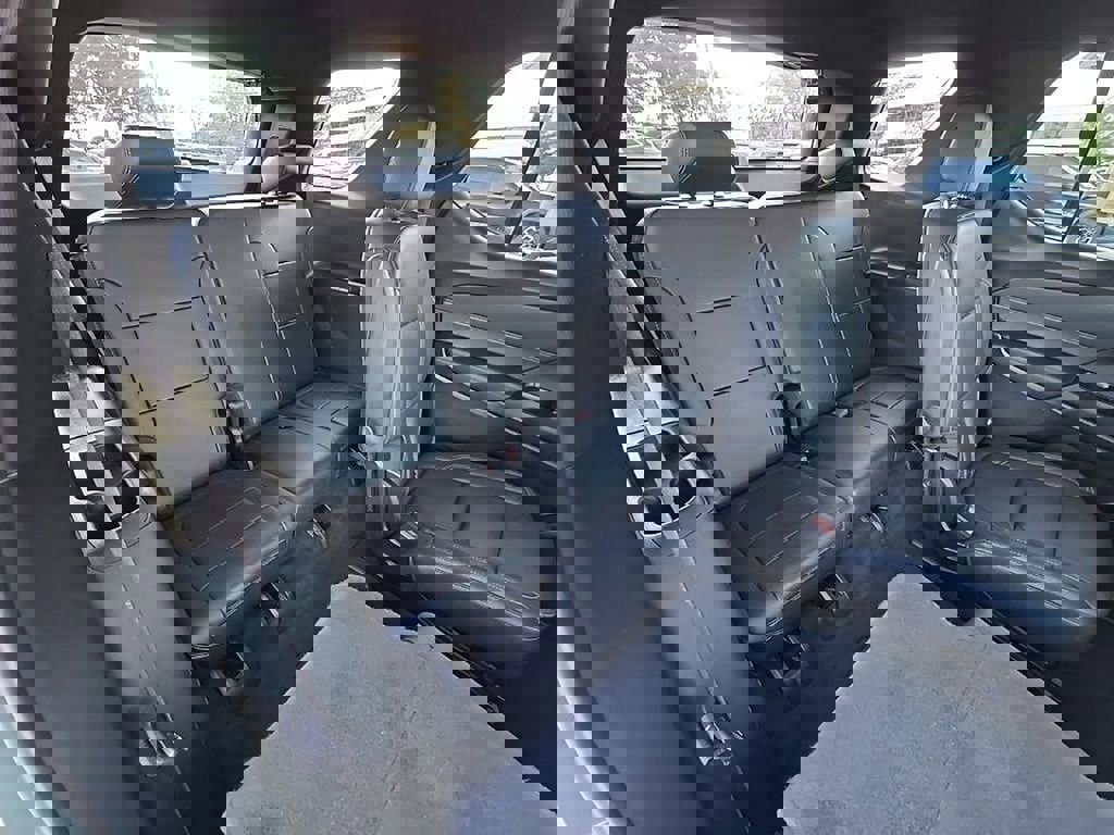 Used 2023 Chevrolet Traverse LT image 30