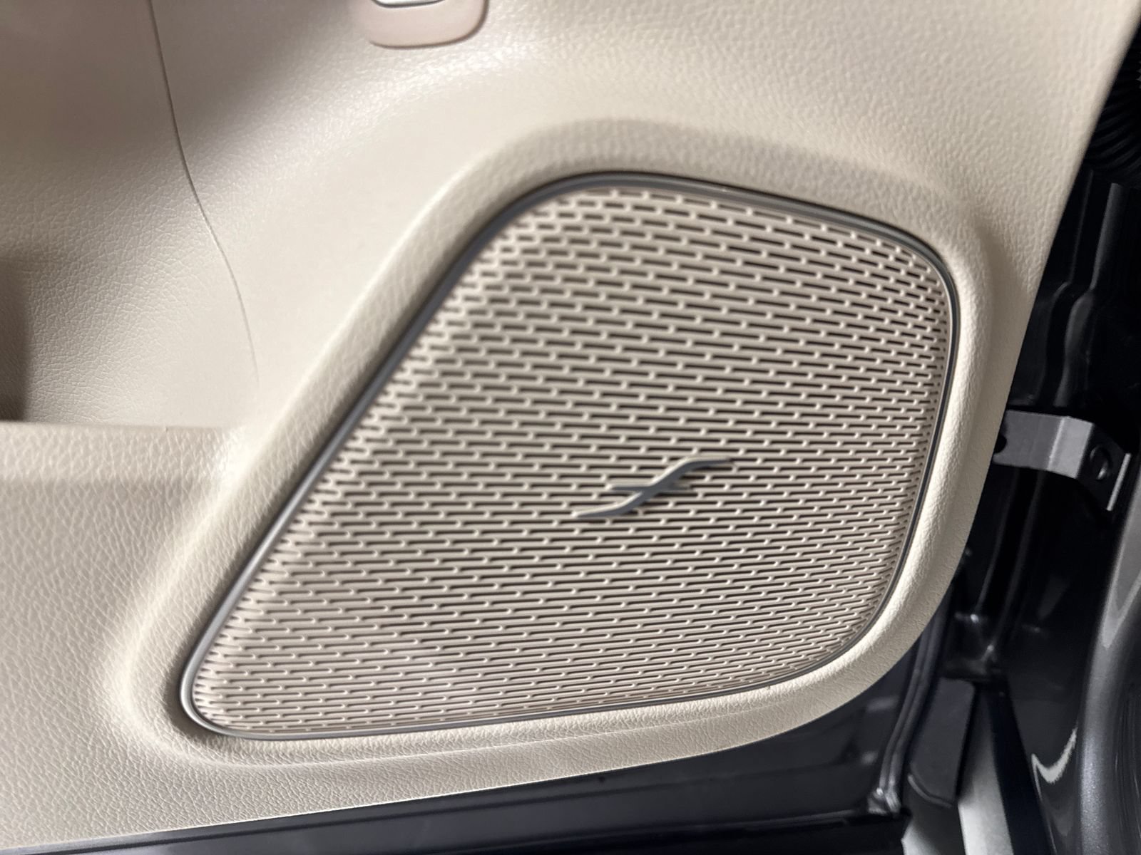 Used 2022 Mercedes-Benz EQB 300 4MATIC image 17