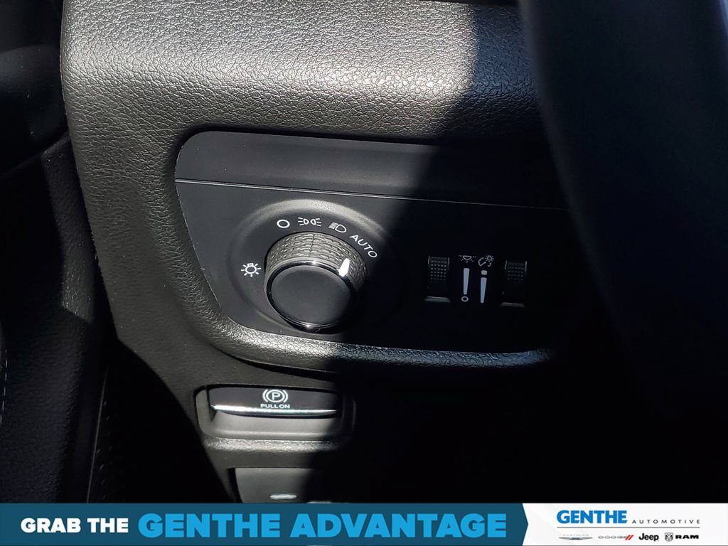 Used 2024 Jeep Grand Cherokee L Altitude AWD/4WD image 14