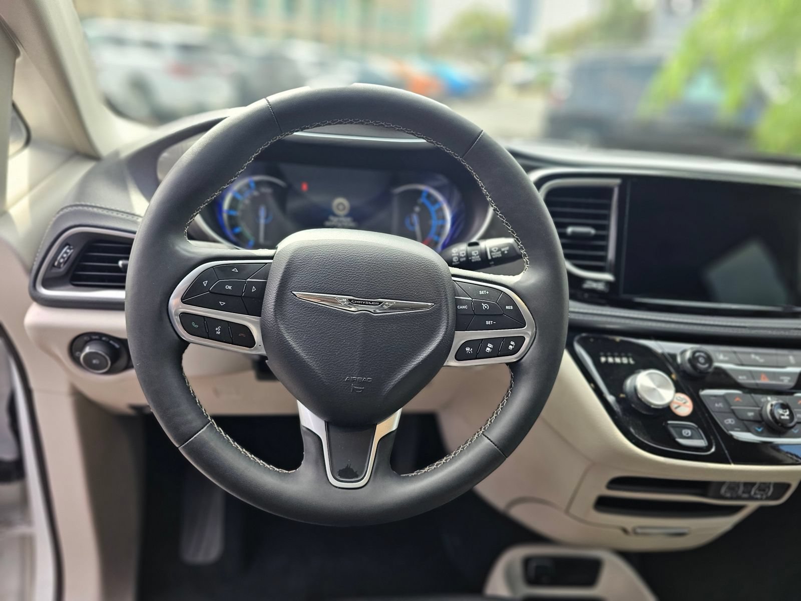 Used 2024 Chrysler Pacifica Limited FWD image 25