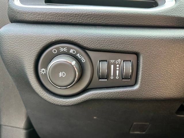 Used 2025 Chrysler Pacifica Limited FWD image 10