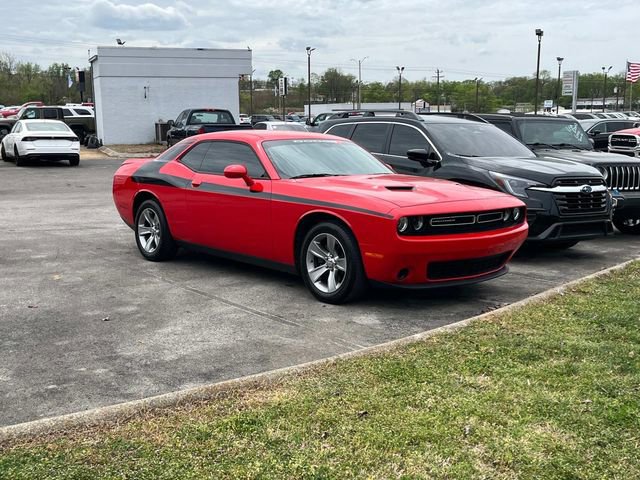 Used 2019 Dodge Challenger SXT image 1