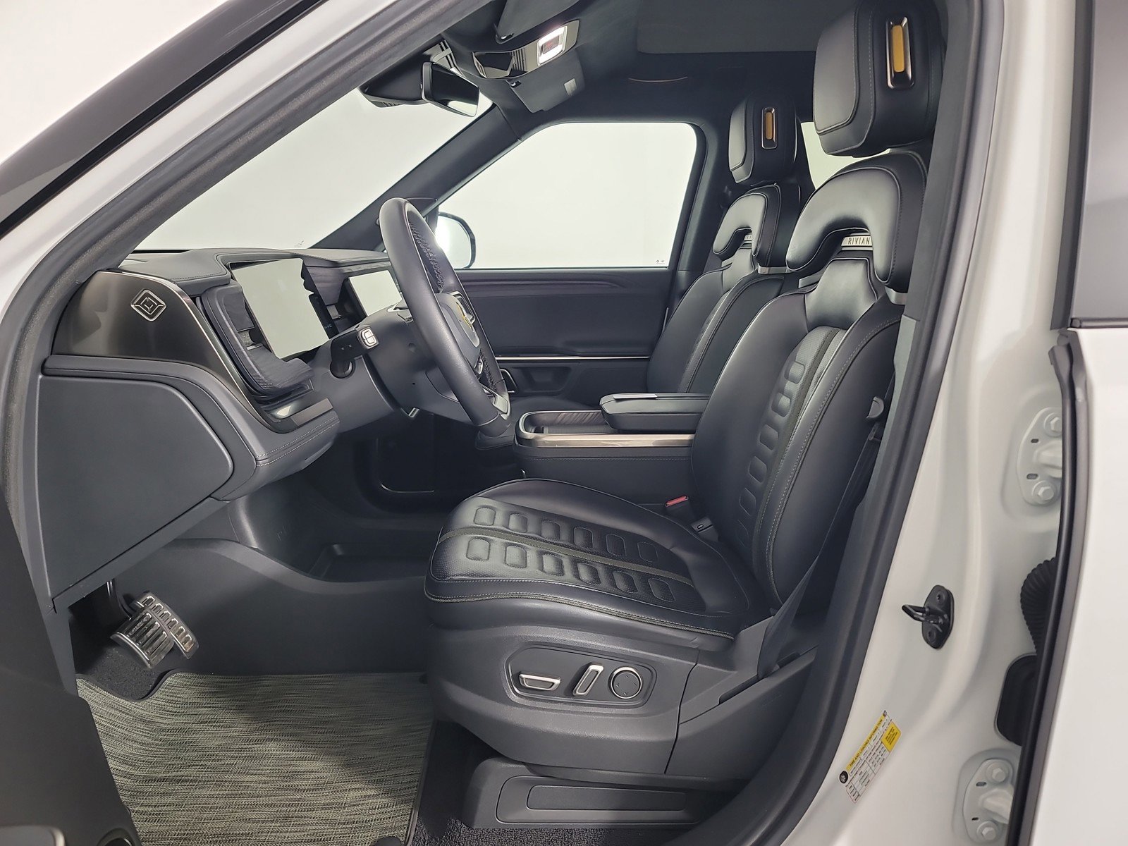 Used 2024 Rivian R1S Adventure AWD/4WD image 20