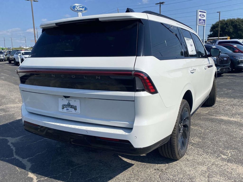 New 2025 Lincoln Navigator Reserve w/ Jet Appearance Package image 3