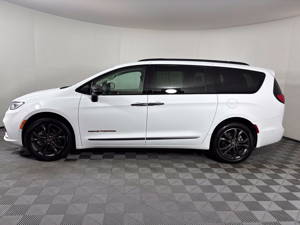 Used 2024 Chrysler Pacifica Touring-L w/ Road Tripper Package AWD/4WD image 16