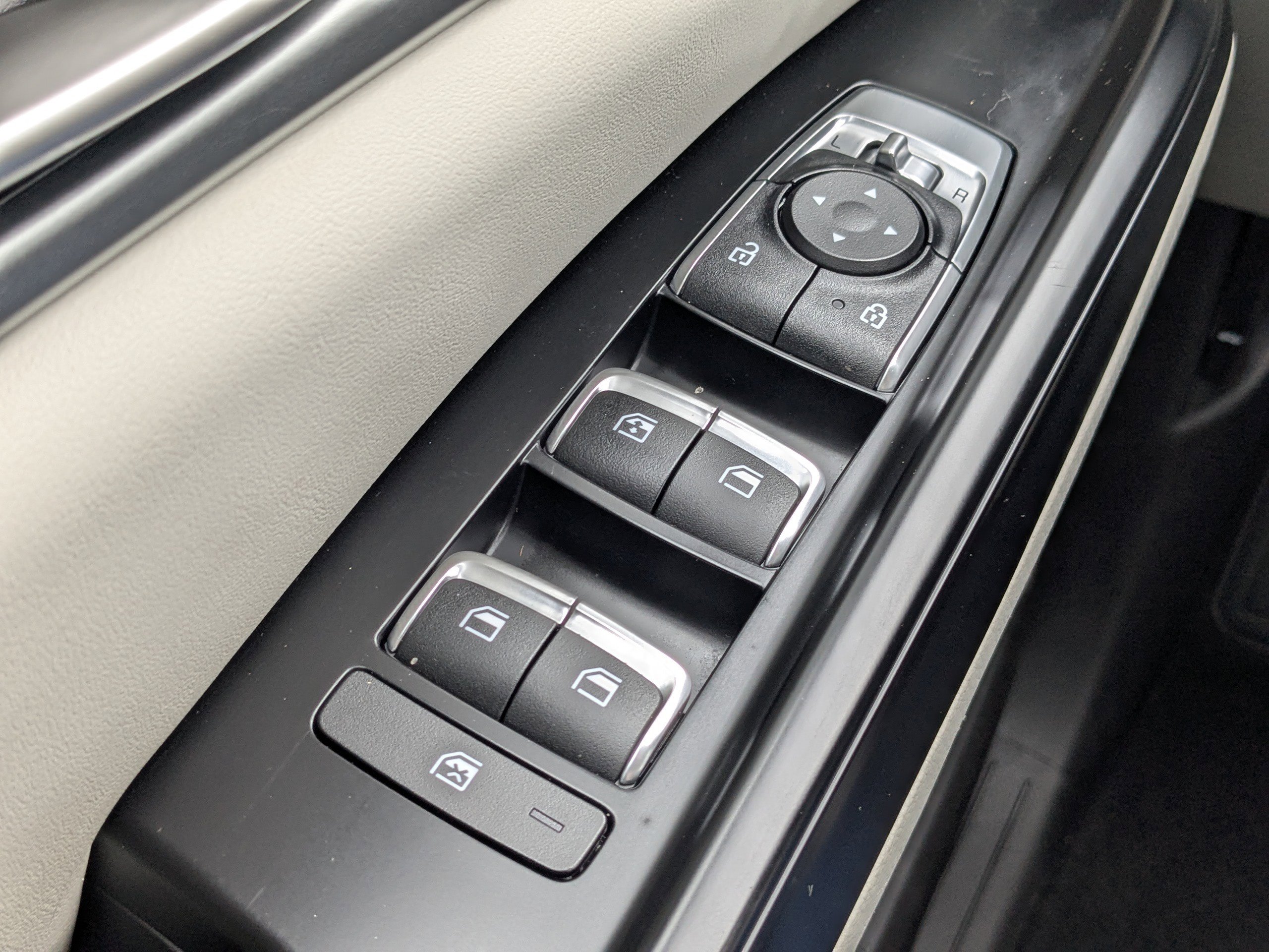 Used 2024 Kia Carnival LX image 29