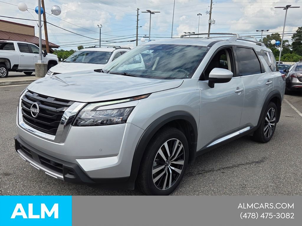 Used 2025 Nissan Pathfinder Platinum FWD image 4