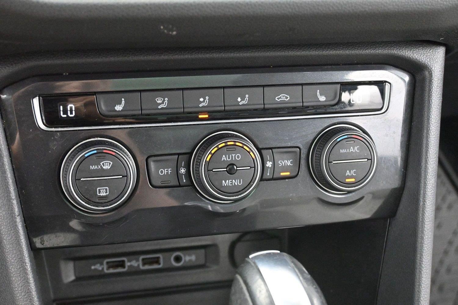 Used 2020 Volkswagen Tiguan SE w/ Panoramic Sunroof Package FWD image 23