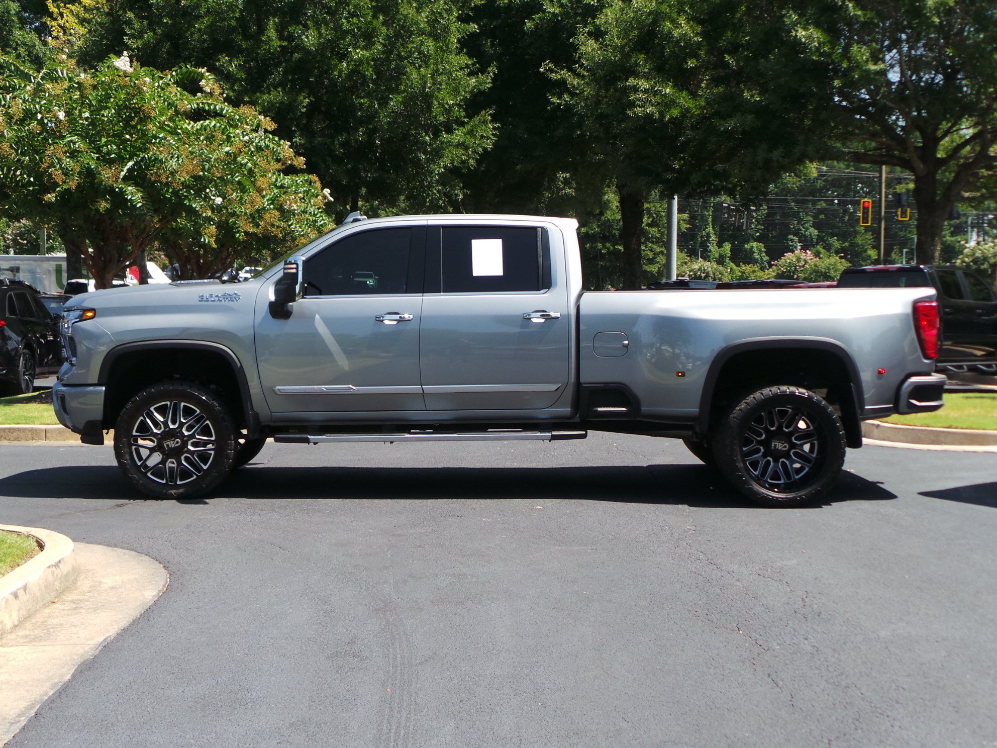 Used 2025 Chevrolet Silverado 3500 High Country w/ High Country Premium Package AWD/4WD image 5