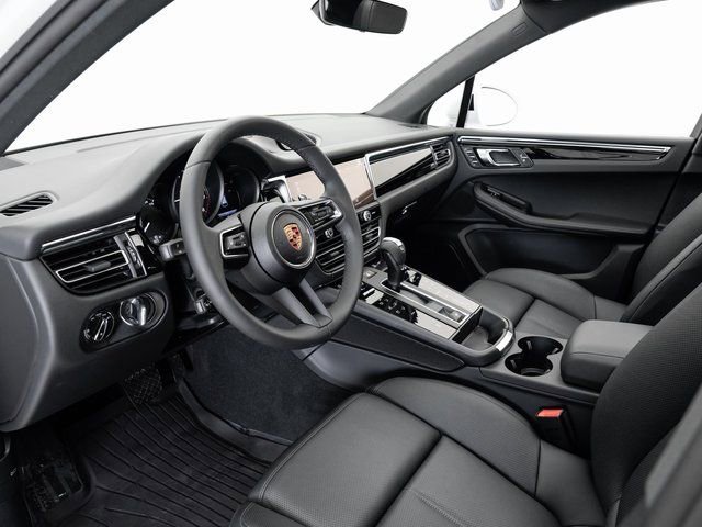 Certified 2025 Porsche Macan AWD/4WD image 4