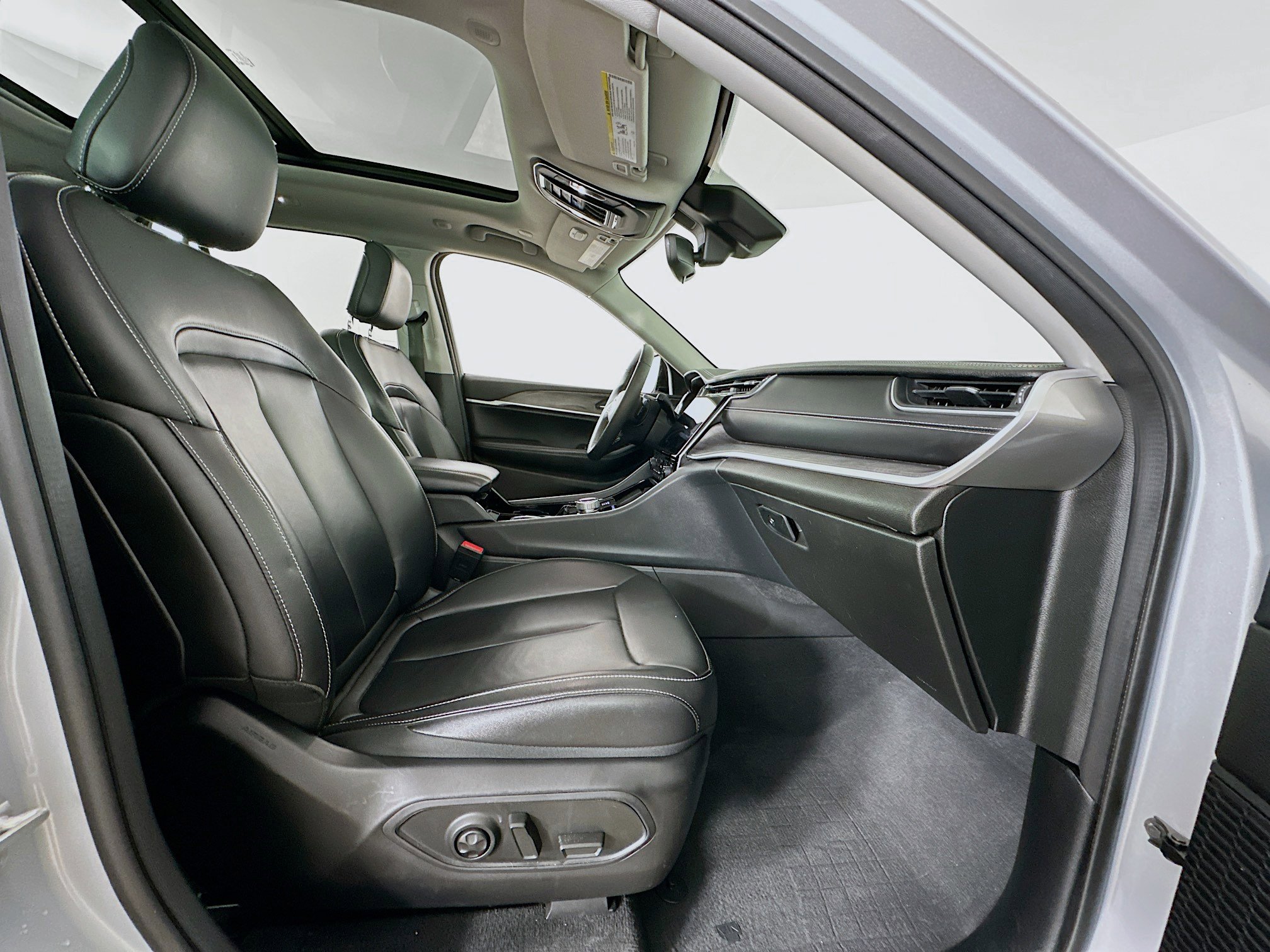 Used 2023 Jeep Grand Cherokee Limited image 33