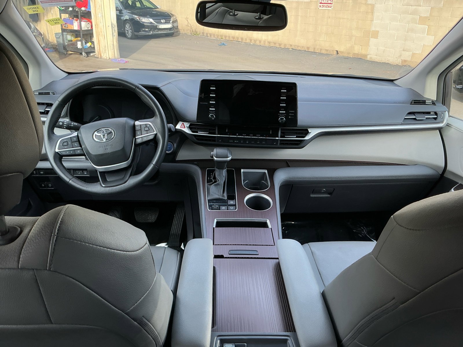 Used 2024 Toyota Sienna XLE FWD image 18