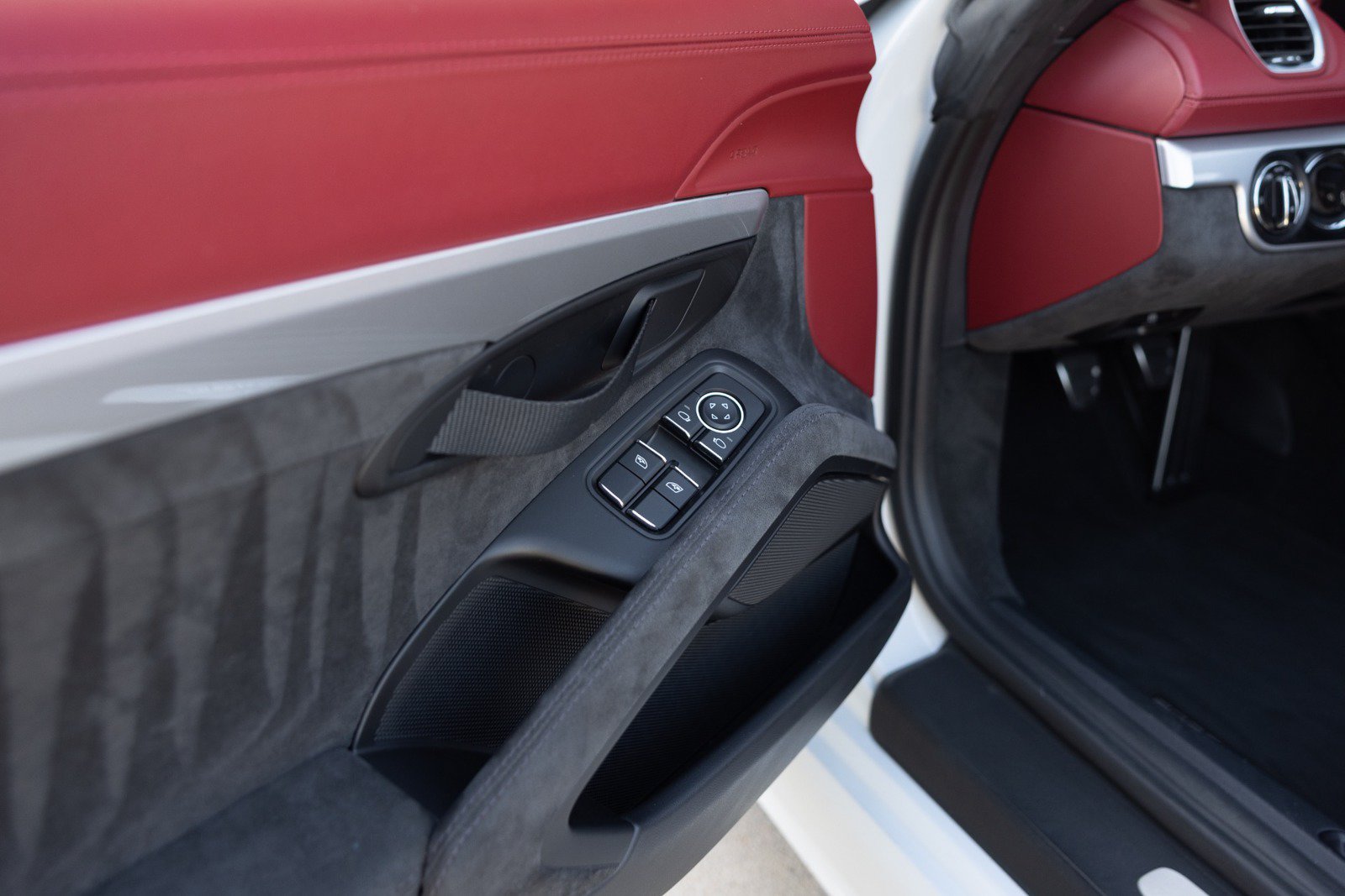 Used 2020 Porsche 718 Boxster Spyder RWD image 49