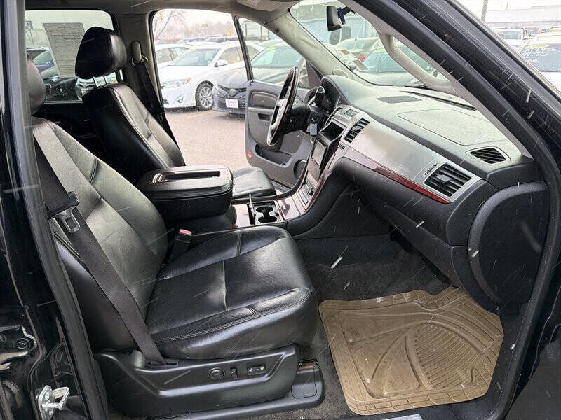 Used 2011 Cadillac Escalade AWD w/ Touring Package image 22