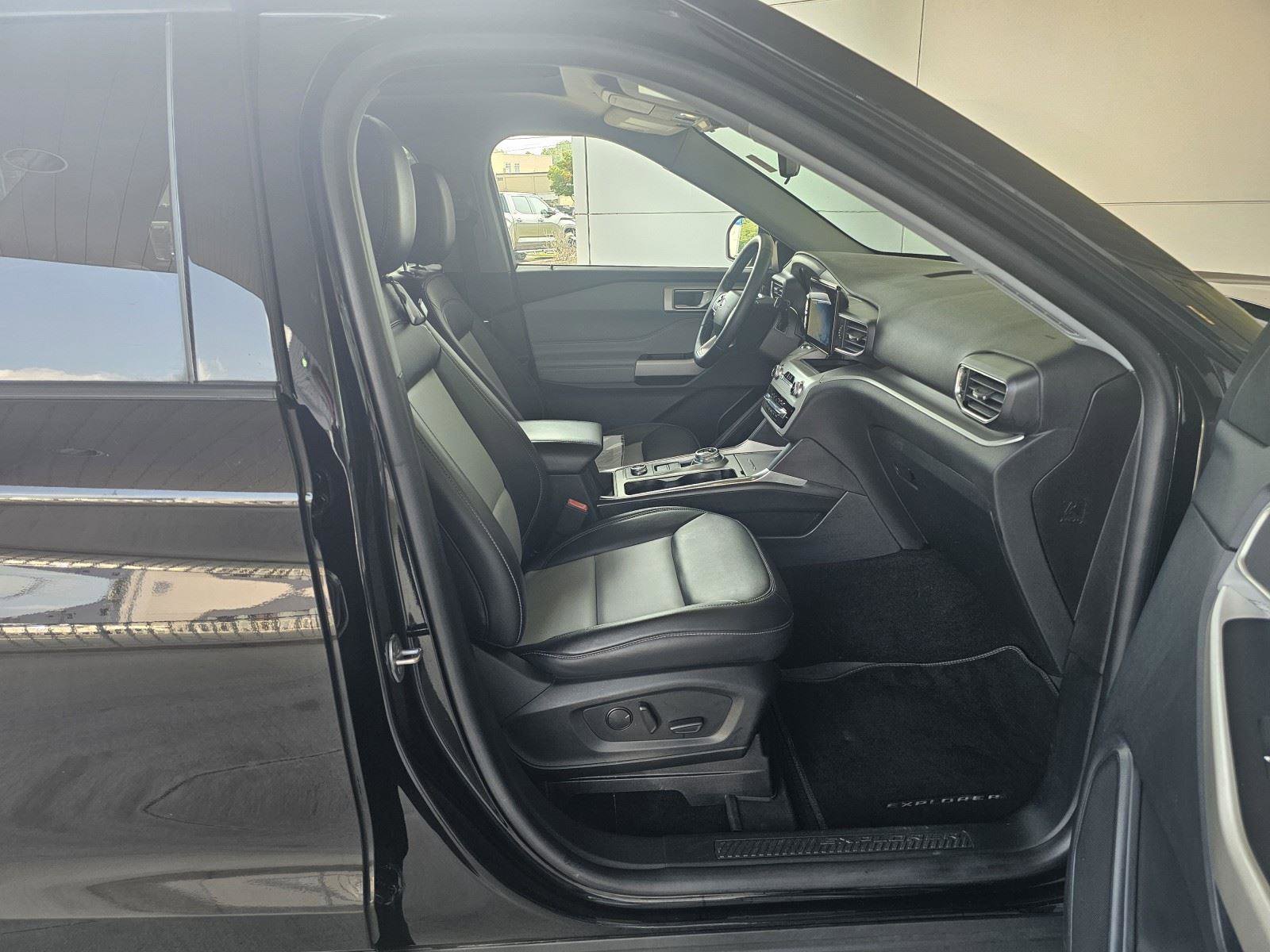 Used 2022 Ford Explorer XLT w/ Equipment Group 202A image 13